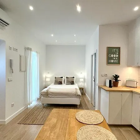 Cute 2 Mins From Apartment *