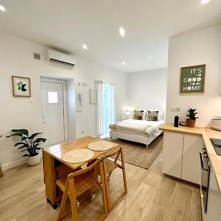 Cute 2 Mins From דירה *